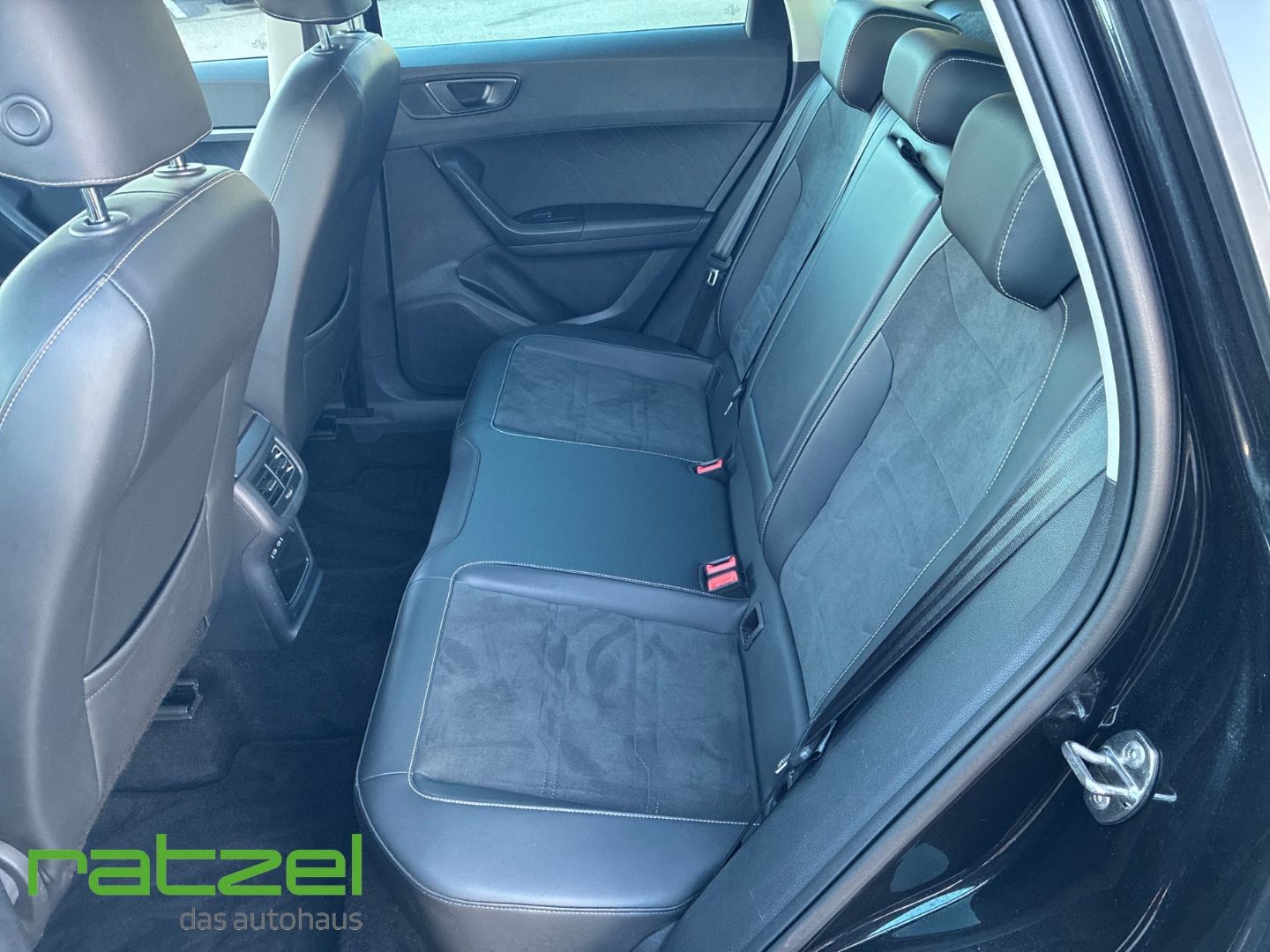Fahrzeugabbildung SEAT Ateca 2.0 TDI Style AHK-klappbar Navi 360 Kamera