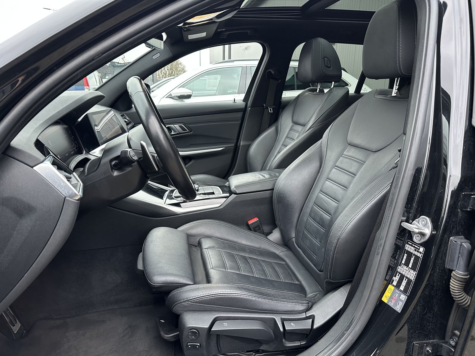 Fahrzeugabbildung BMW 330e Touring xDrive M-Sport NAV+LASER+PANO+HUD