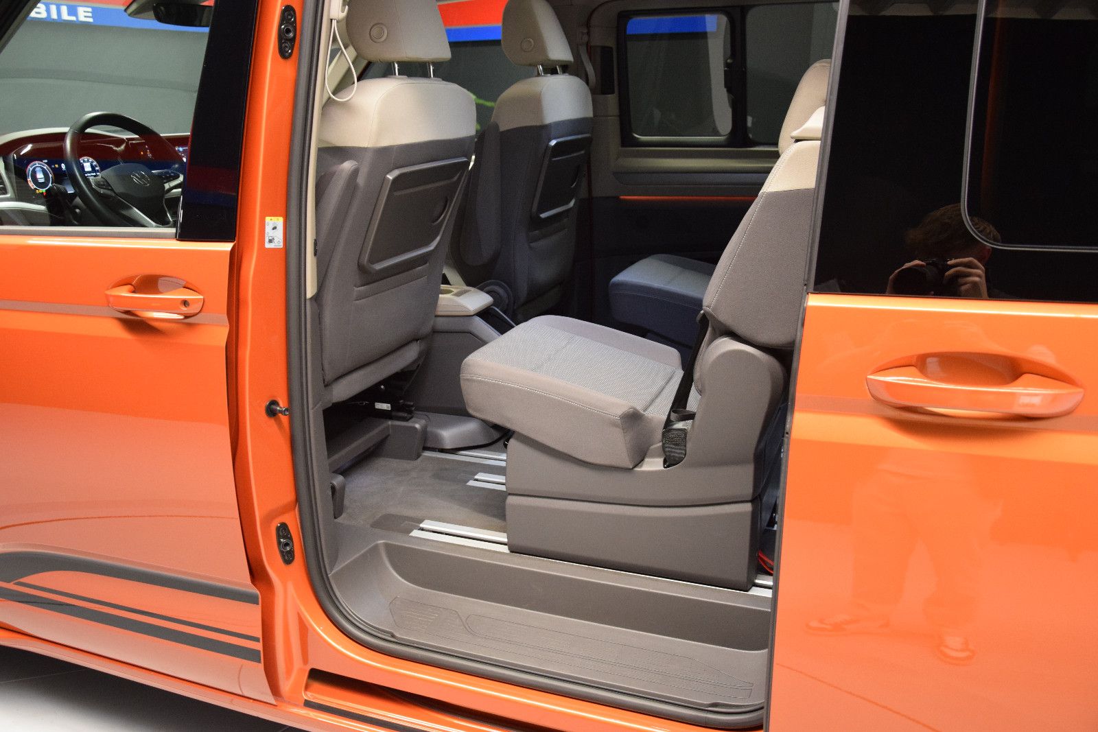 Fahrzeugabbildung Volkswagen T7 Multivan Edition lang Pano ACC vis-a-vis AHK