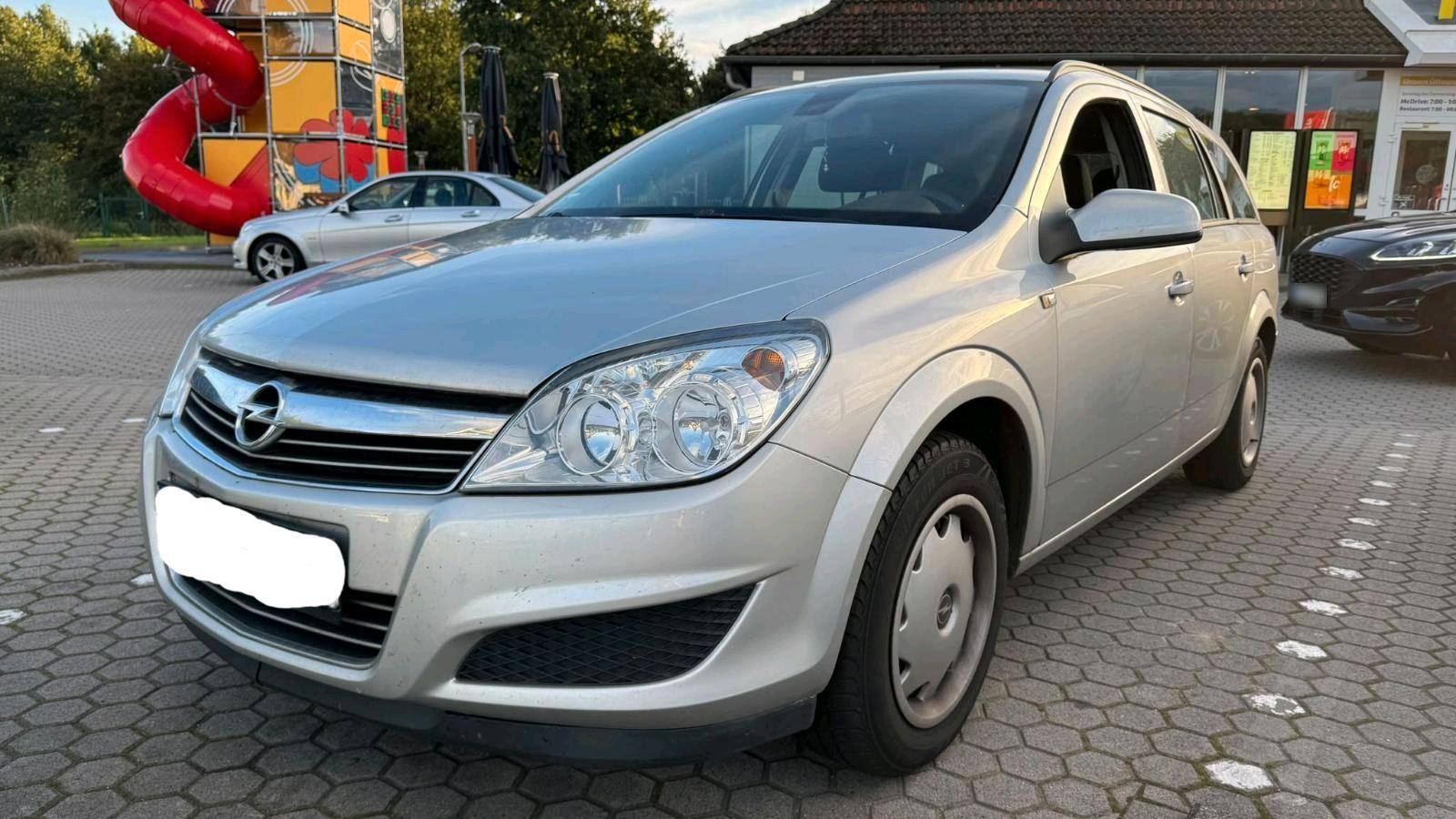 Opel Astra 2009 — interior