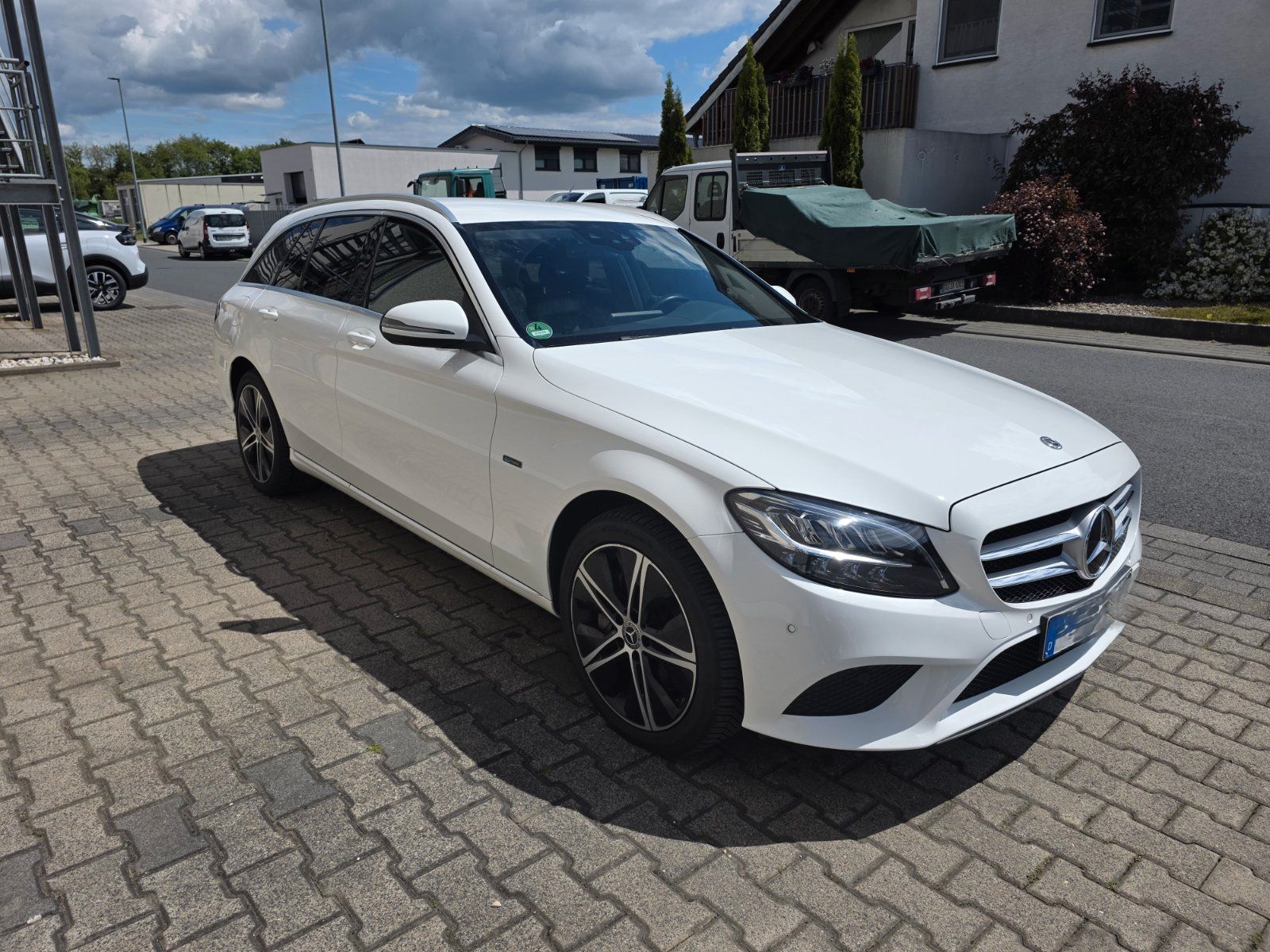 MERCEDES-BENZ Mercedes Benz C300e Avantgarde weiß