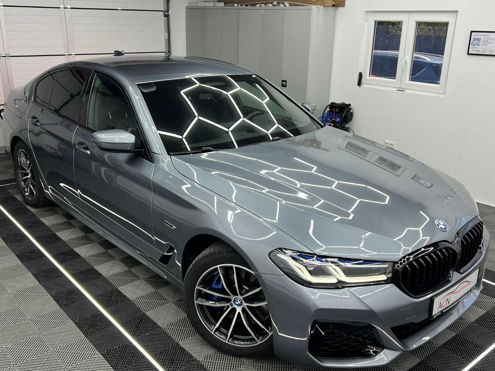 Fahrzeugabbildung BMW 530 e xDrive M SPORT/LASER/HuD/H&K/ACC/AMBI+