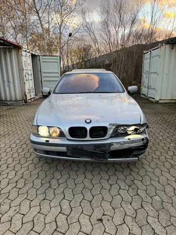 BMW Unfallfahrzeug BMW E39 540i  Motor läuft ...