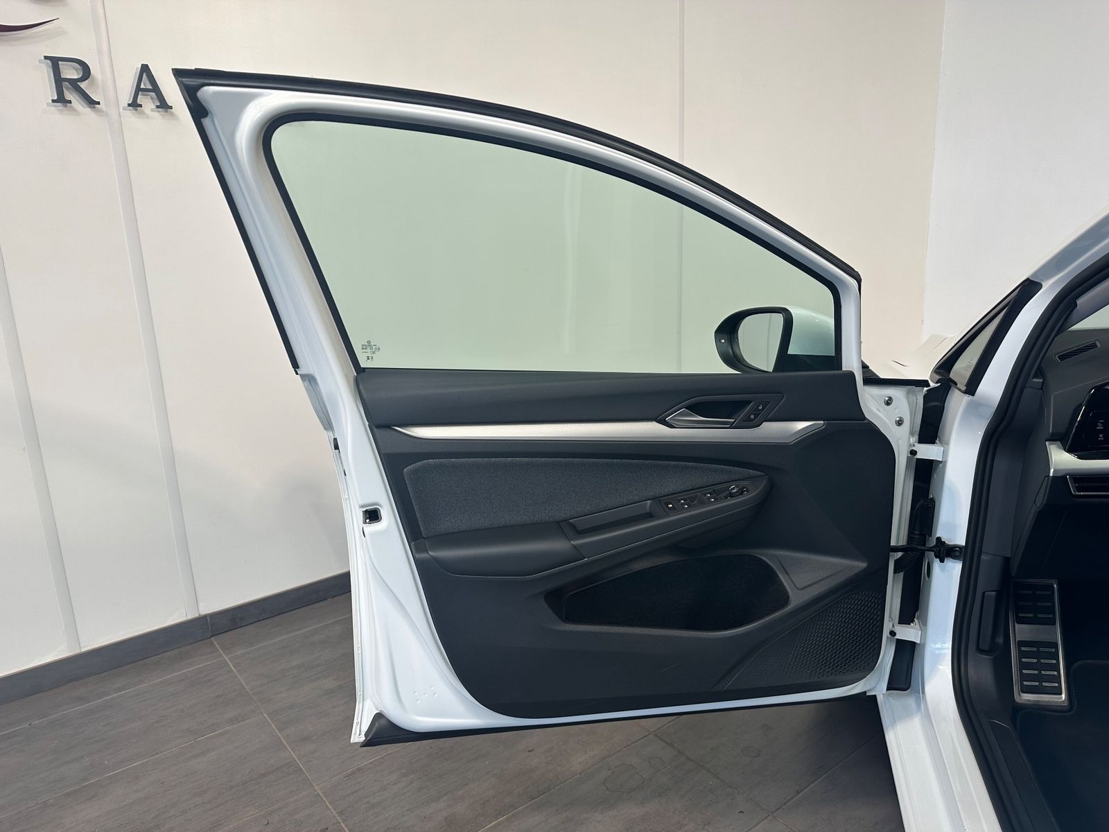 Fahrzeugabbildung Volkswagen Golf VIII 2.0 TDI DSG MOVE NAV+PANO+AHK+HUD+KAM
