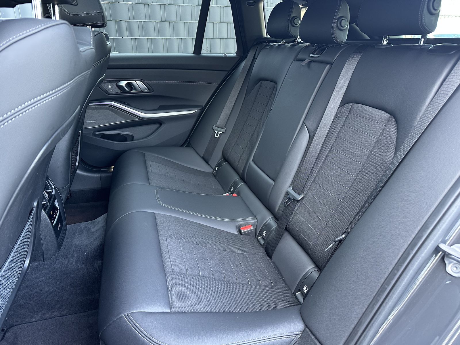 Fahrzeugabbildung BMW 330e Touring xDrive Sport Line NAV+LED+AHK+PANO