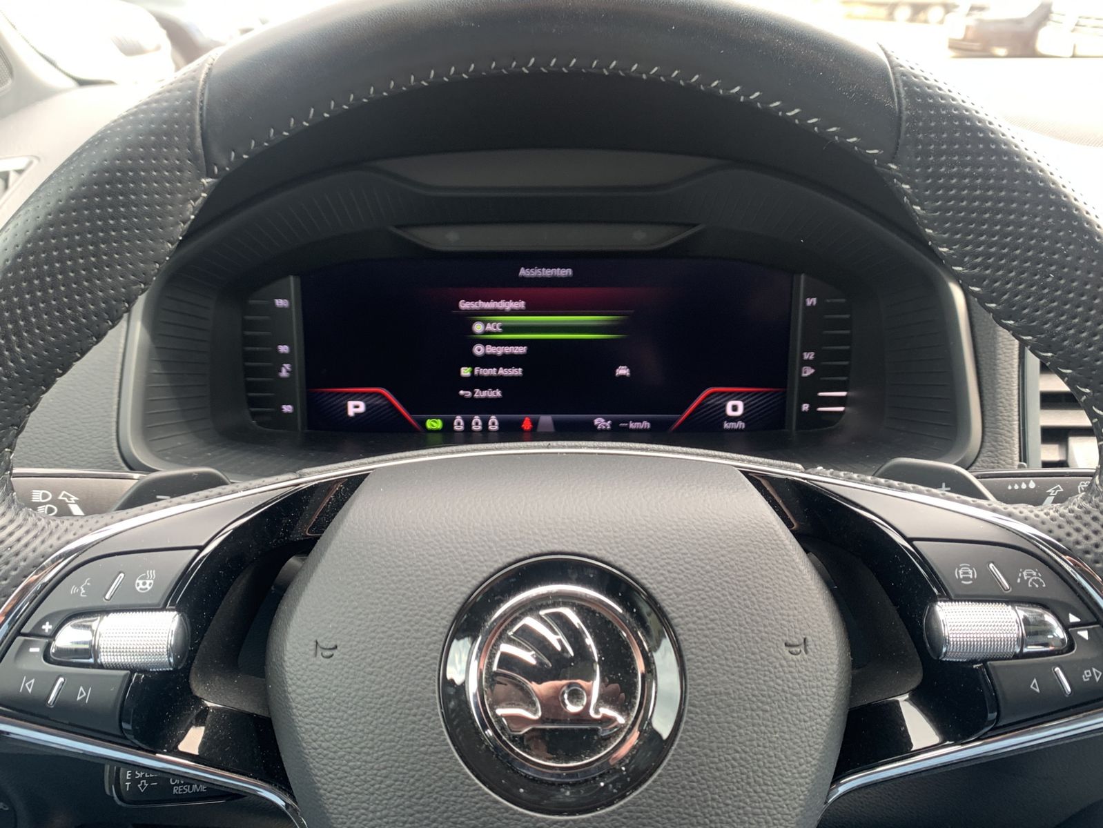 Fahrzeugabbildung SKODA Karoq 2.0 TDI*Sportline*4x4*AHK*Pano*Cam*CANTON*