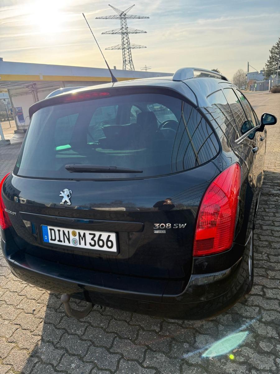 Peugeot 308 2011 — салон