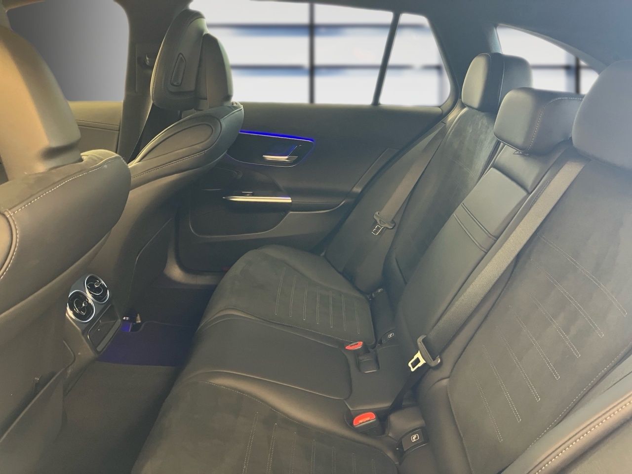Fahrzeugabbildung Mercedes-Benz C 300 d T AMG+AHK+DISTRON+KAMERA+LED+AMBIENTE+
