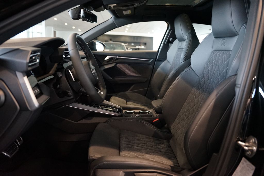 AUDI A3 Sportback 35 TFSI | 2x S line | Pano | Carbon AUDI A3 Sportback 35 TFSI | 2x S line | Pano | Carbon