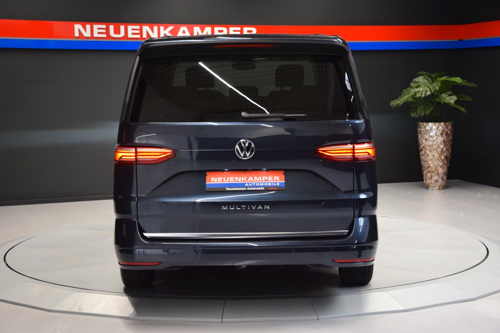 Fahrzeugabbildung Volkswagen T7 Multivan Style lang H&k vis-a-vis AHK ACC StH