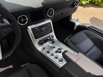 صورة 10 لـ 2010 Mercedes-BENZ SLS AMG