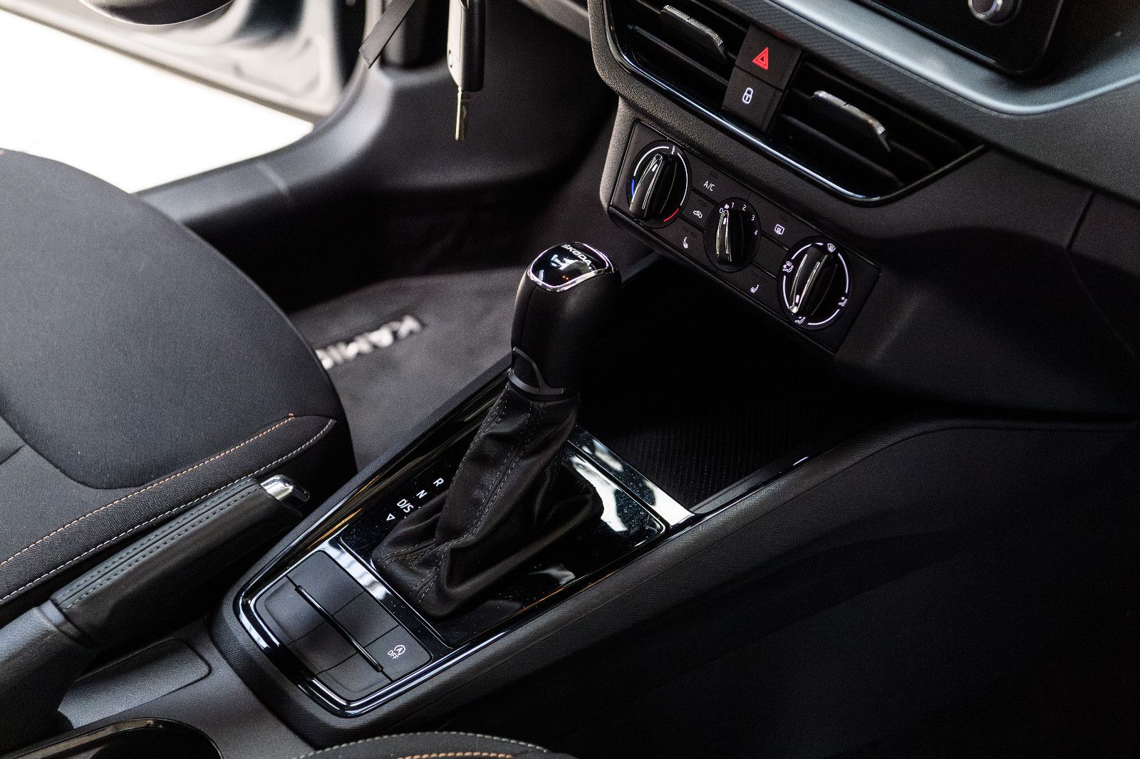 Fahrzeugabbildung SKODA Kamiq Ambition 1.0 DSG LED+AHK+SHZ+GRA