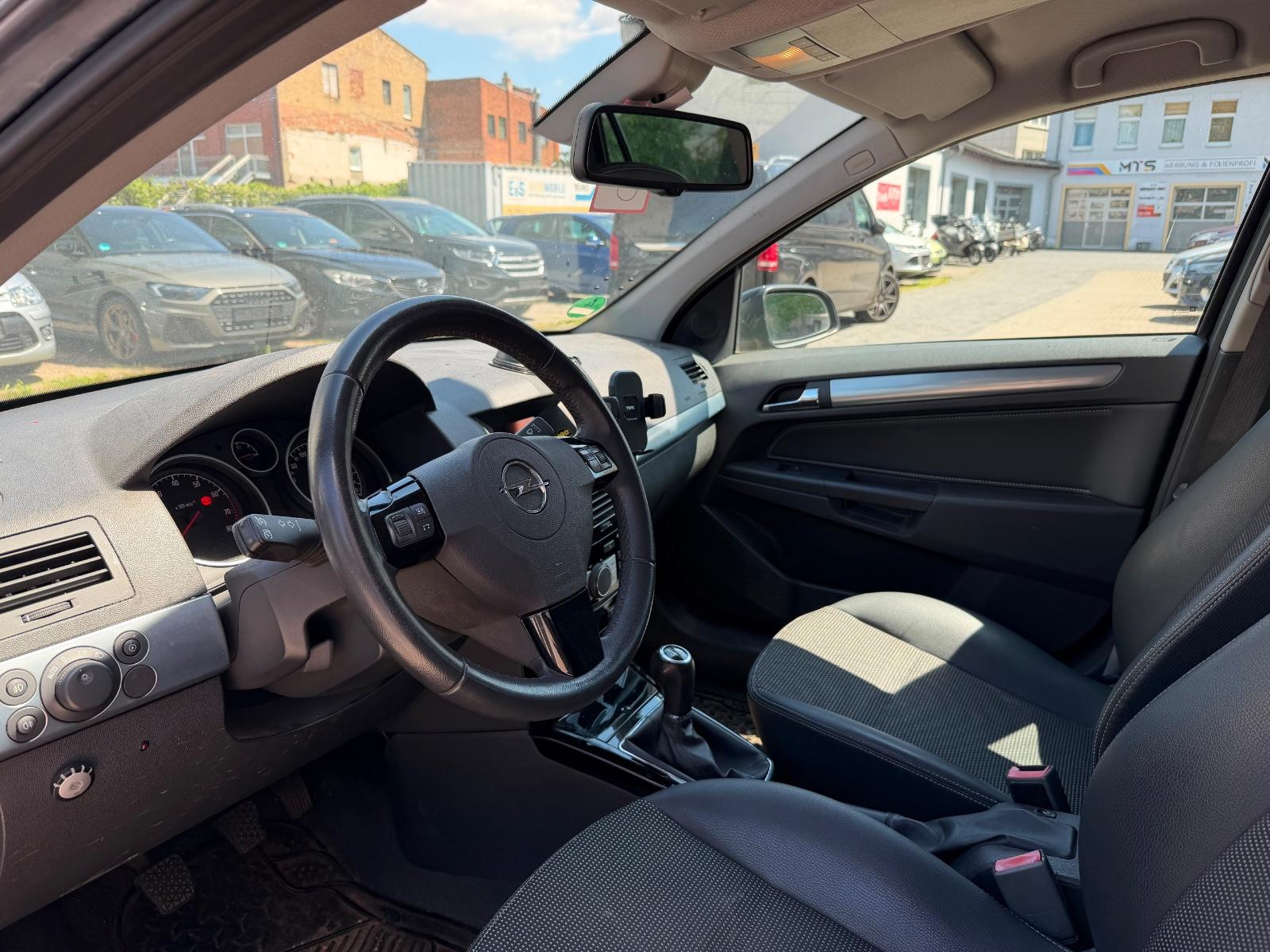Opel Astra 2009 — photo 15