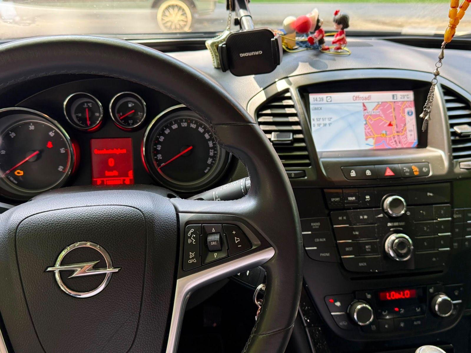 Opel Insignia 2011 — салон