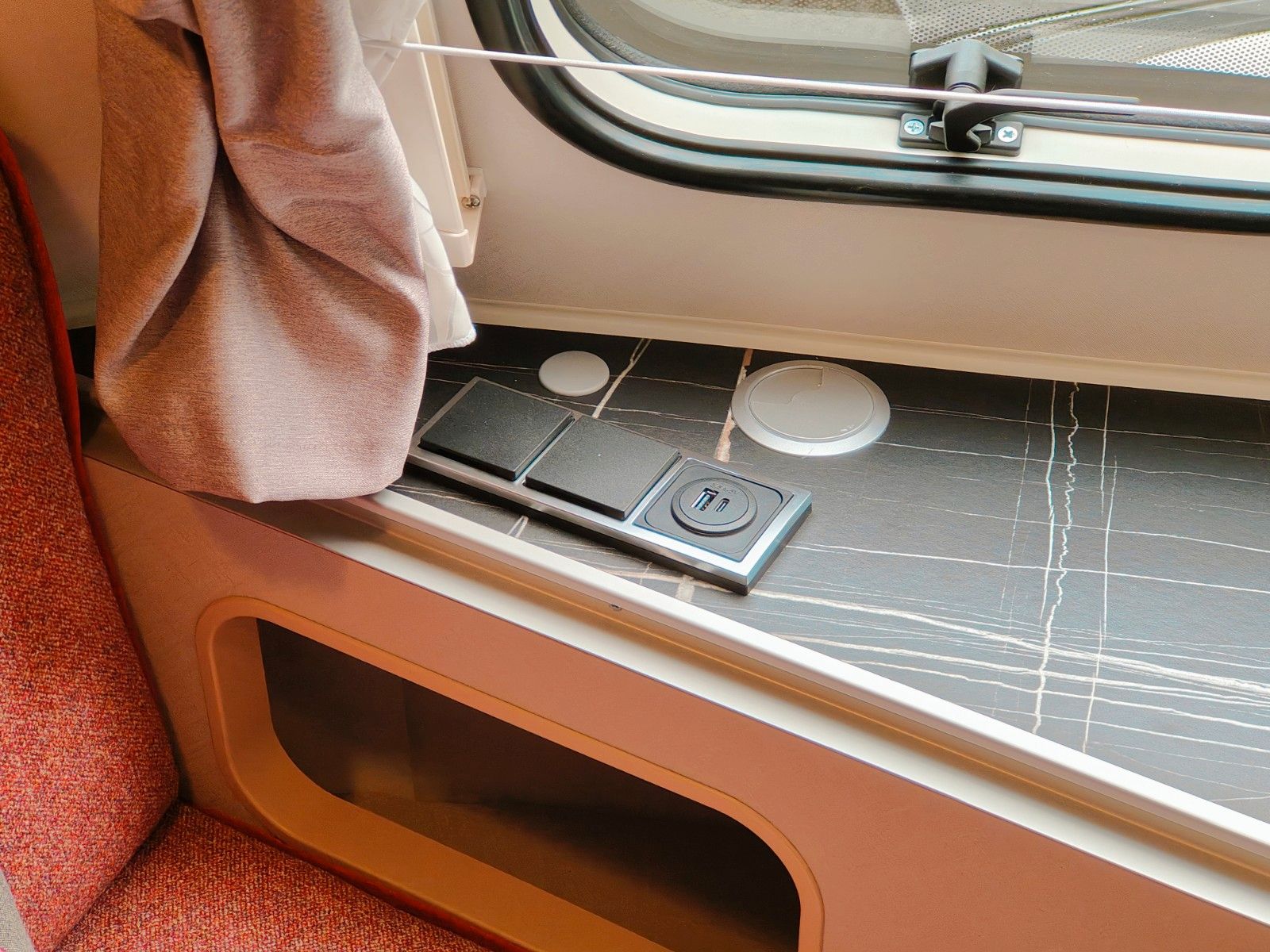 Fahrzeugabbildung HYMER / ERIBA / HYMERCAR Touring 530 Tango Red - JETZT 8.024€ SPAREN !!!