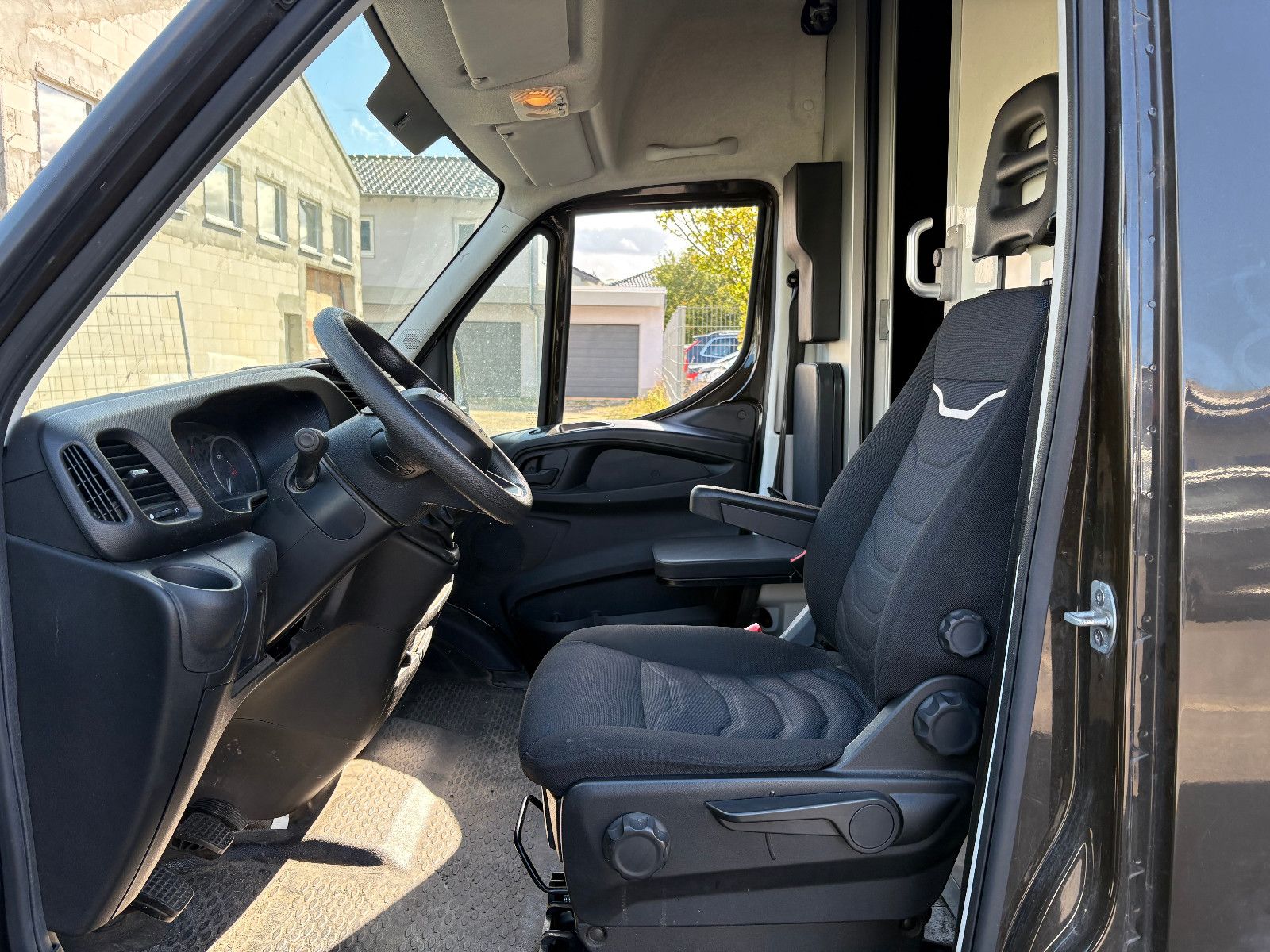 Fahrzeugabbildung Iveco Daily Kasten HKa 35 S ... V Radstand 4100/2-SITZ