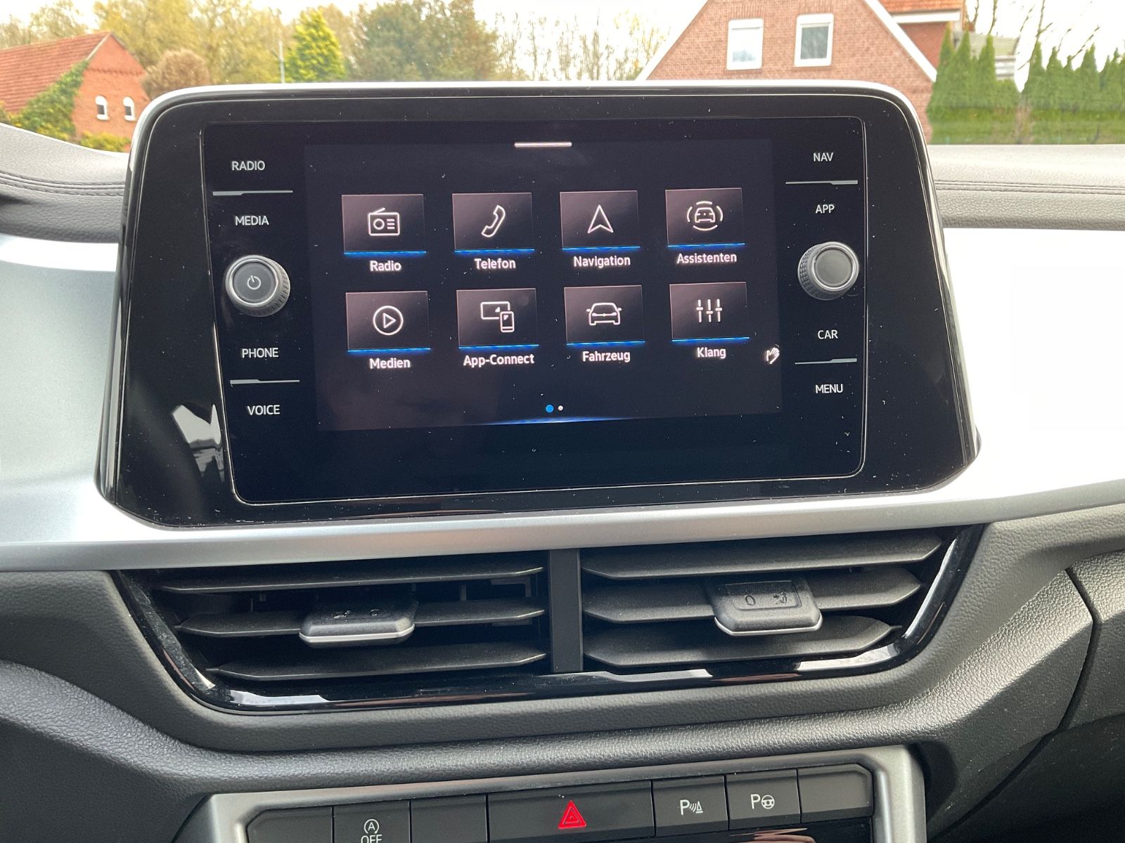 Fahrzeugabbildung Volkswagen T-Roc 1.5 TSI DSG Life,LED,AHK,Navi