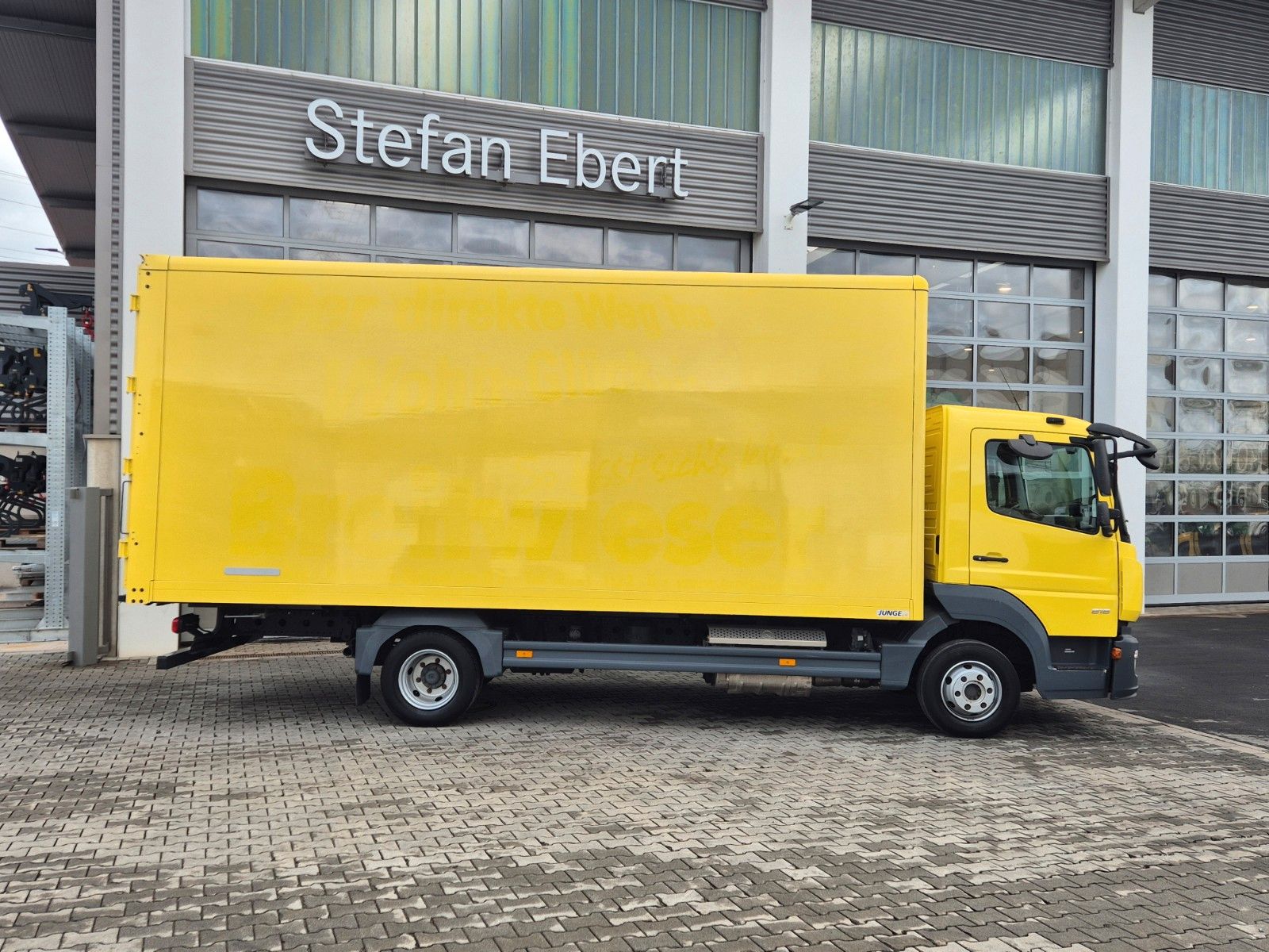 Fahrzeugabbildung Mercedes-Benz Atego 816 4x2 Möbelkoffer 3 Sitze