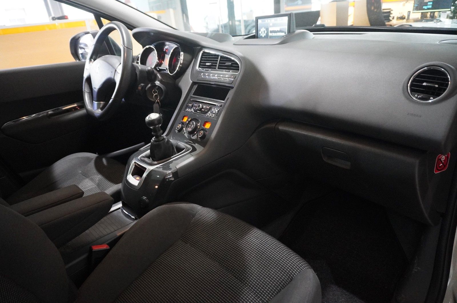 Fahrzeugabbildung Peugeot 5008 1.2T STYLE NAVI/LED/KAMERA/SHZ/PANO./AHK