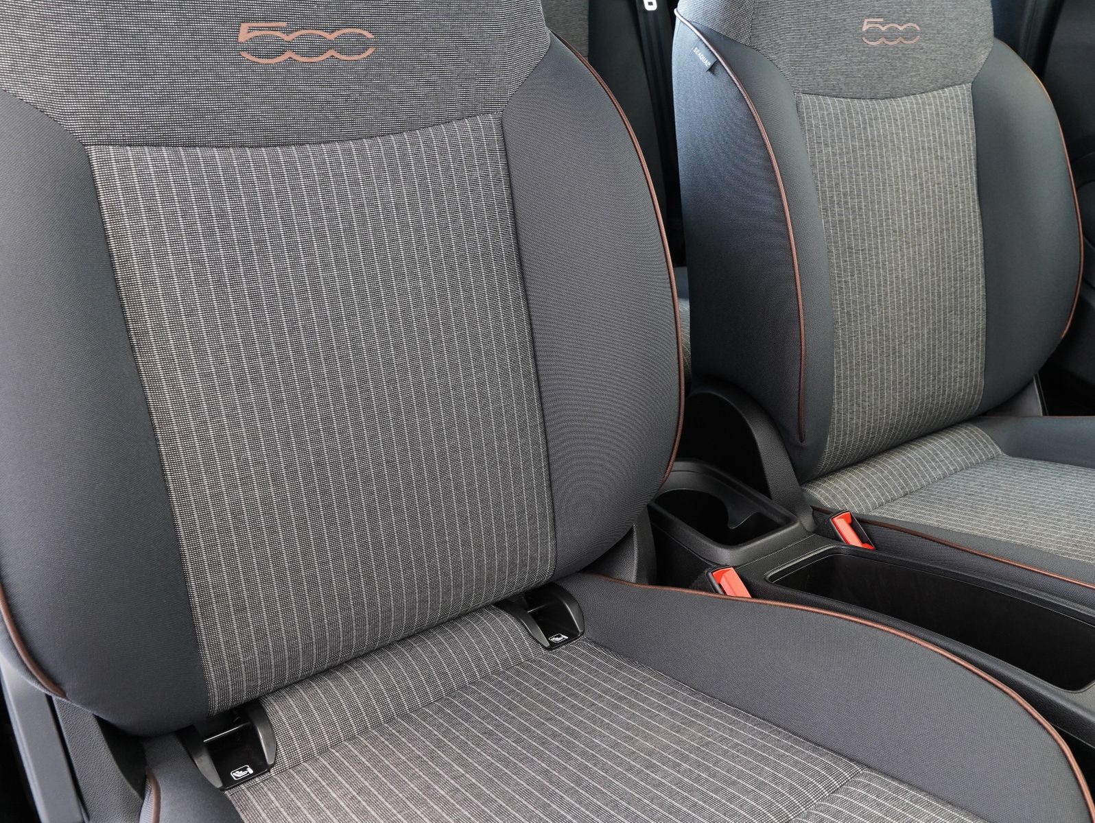 Fahrzeugabbildung Fiat 500e Icon 87KW/42kWh/DC-LADEN/CARPLAY/DAB/SOH