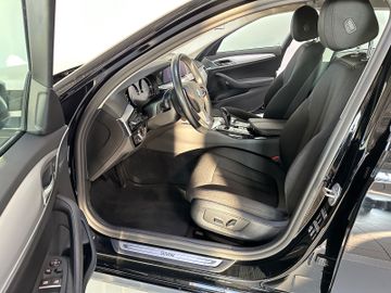 Fahrzeugabbildung BMW 520d Alarm ParkAssist Kamera LED LiveCockpitPlus