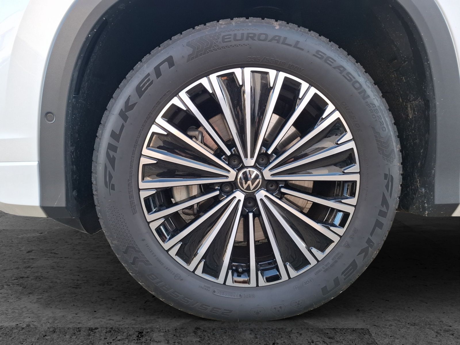 Fahrzeugabbildung Volkswagen Tayron TDI Life DSG 4M LED AHK Navi AID ACC RFK