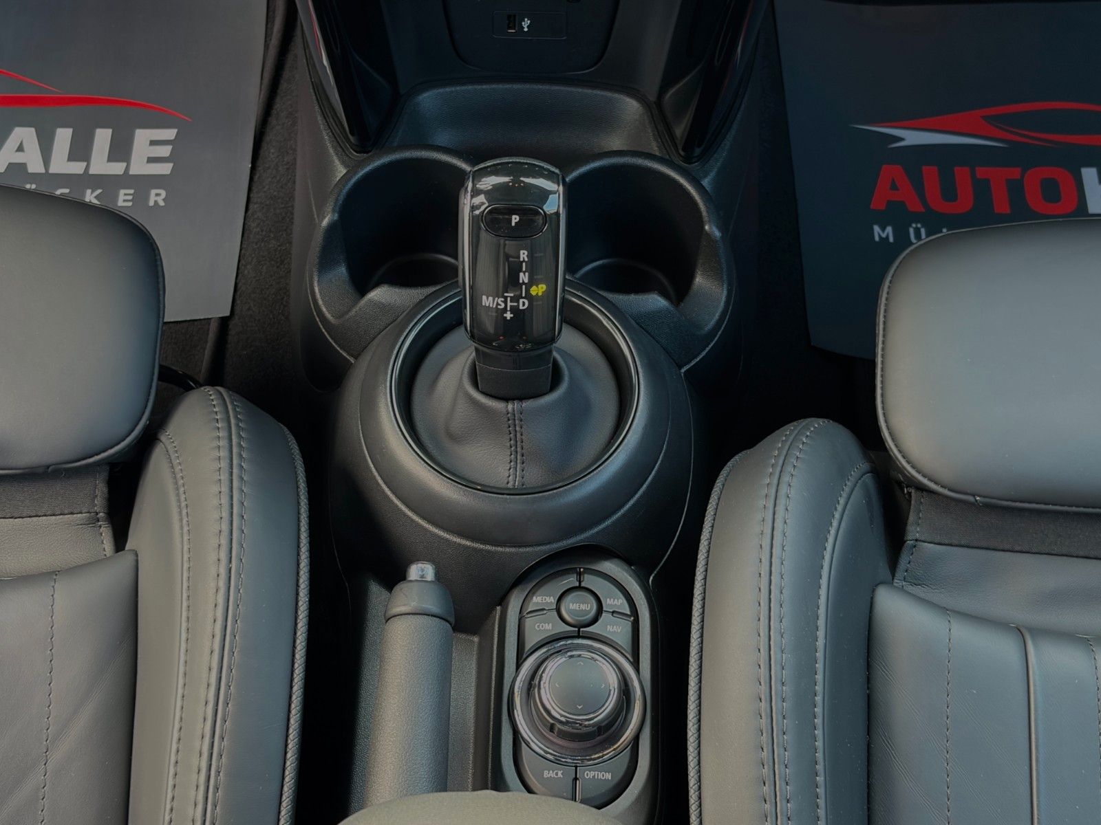 Fahrzeugabbildung MINI Cooper Cabrio JCW-Trim CarPlay Navigation LHZ