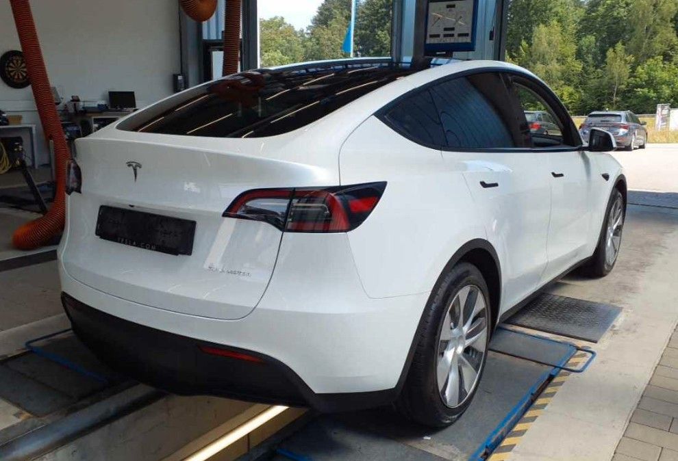 Tesla Model Y Long Range Dual AWD AHK Pano Berlin foto 3