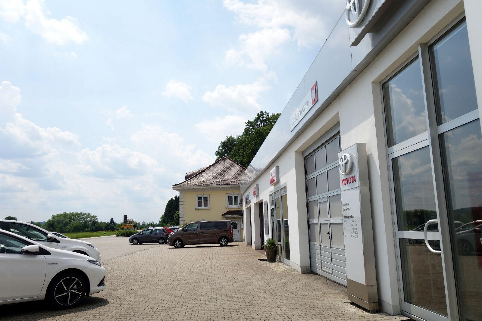 showroom-image-top
