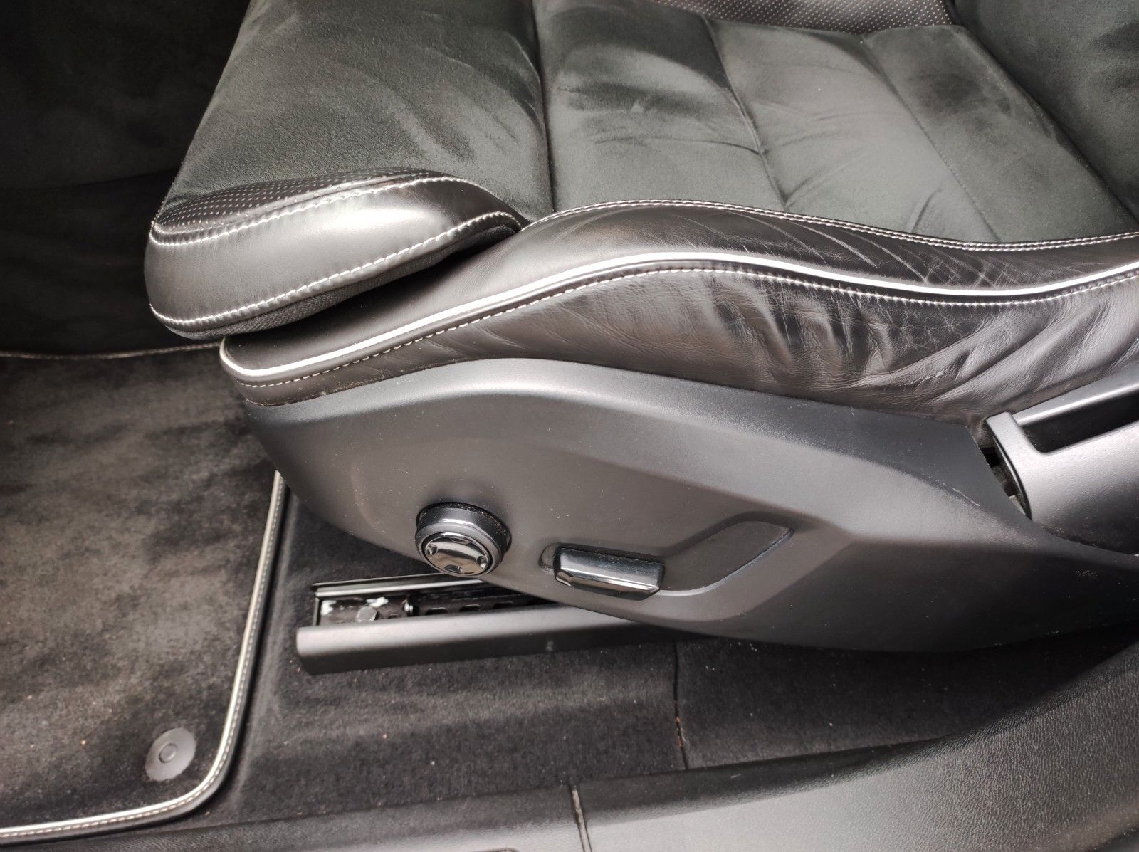 Volvo XC60 R Design PHEV AWD PANO Leder AHK LED Autom foto 8
