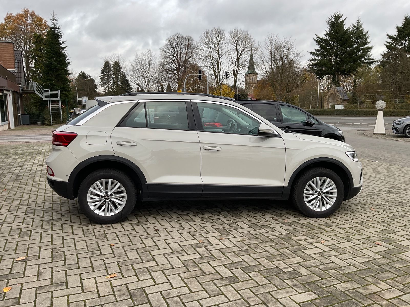 Fahrzeugabbildung Volkswagen T-Roc 1.5 TSI DSG Life,LED,AHK,Navi