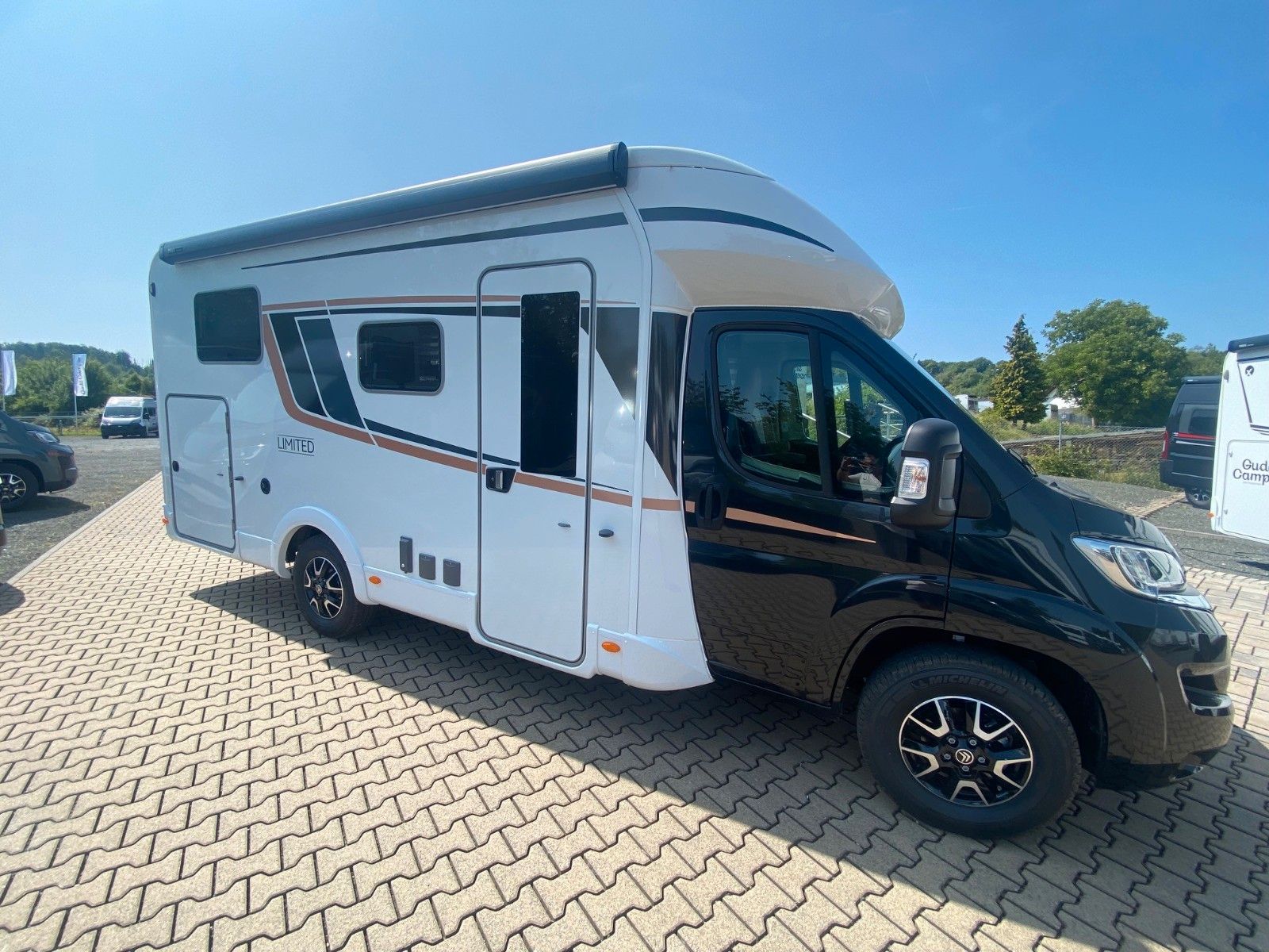 Fahrzeugabbildung Bürstner Limited T 690 G *Hubbett*Safety*Markise*Winterp.