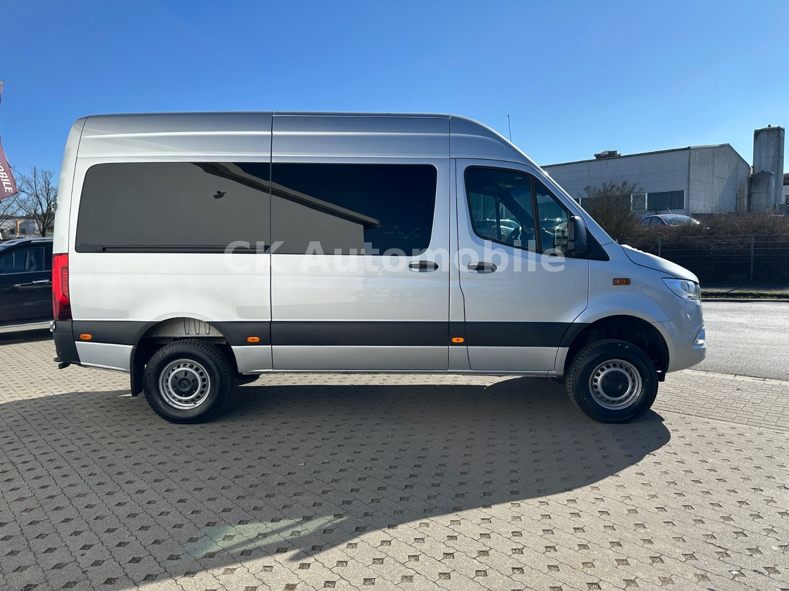 Fahrzeugabbildung Mercedes-Benz Sprinter 319 Kombi 4x4/8 Sitze/Klima/Navi/Kamera