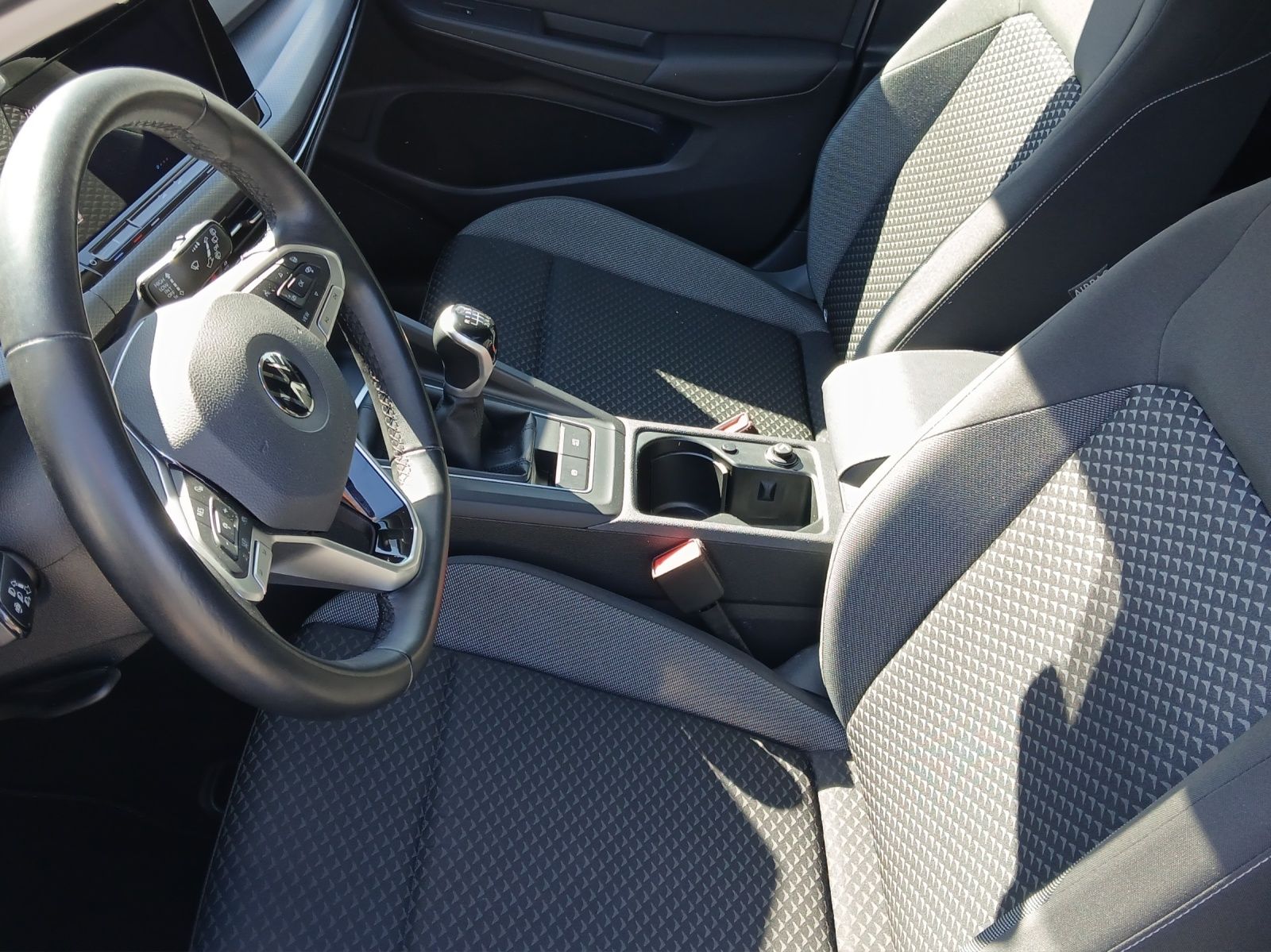 Fahrzeugabbildung Volkswagen Golf VIII TSI Active Standhzg. LEDplus Navi AID