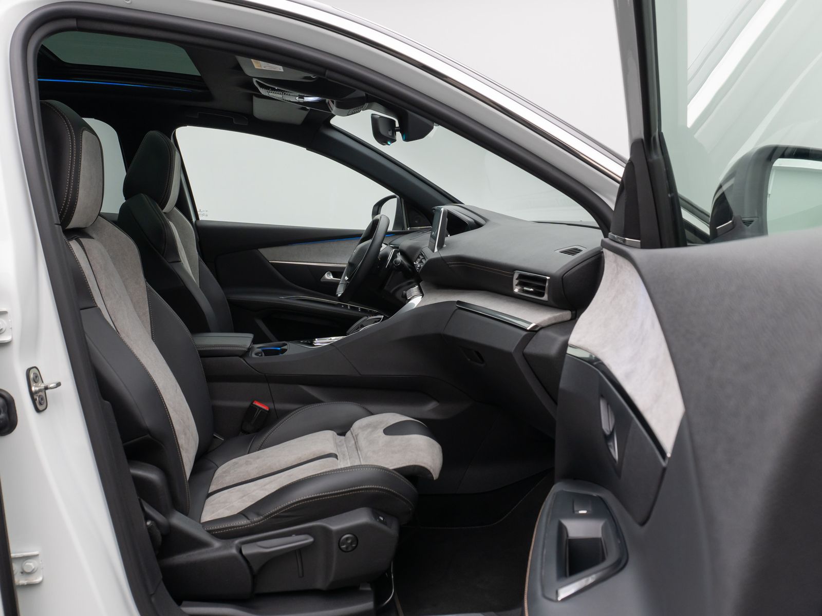 Fahrzeugabbildung Peugeot 3008 Hybrid4 300 GT Panorama 360° Massage AHK