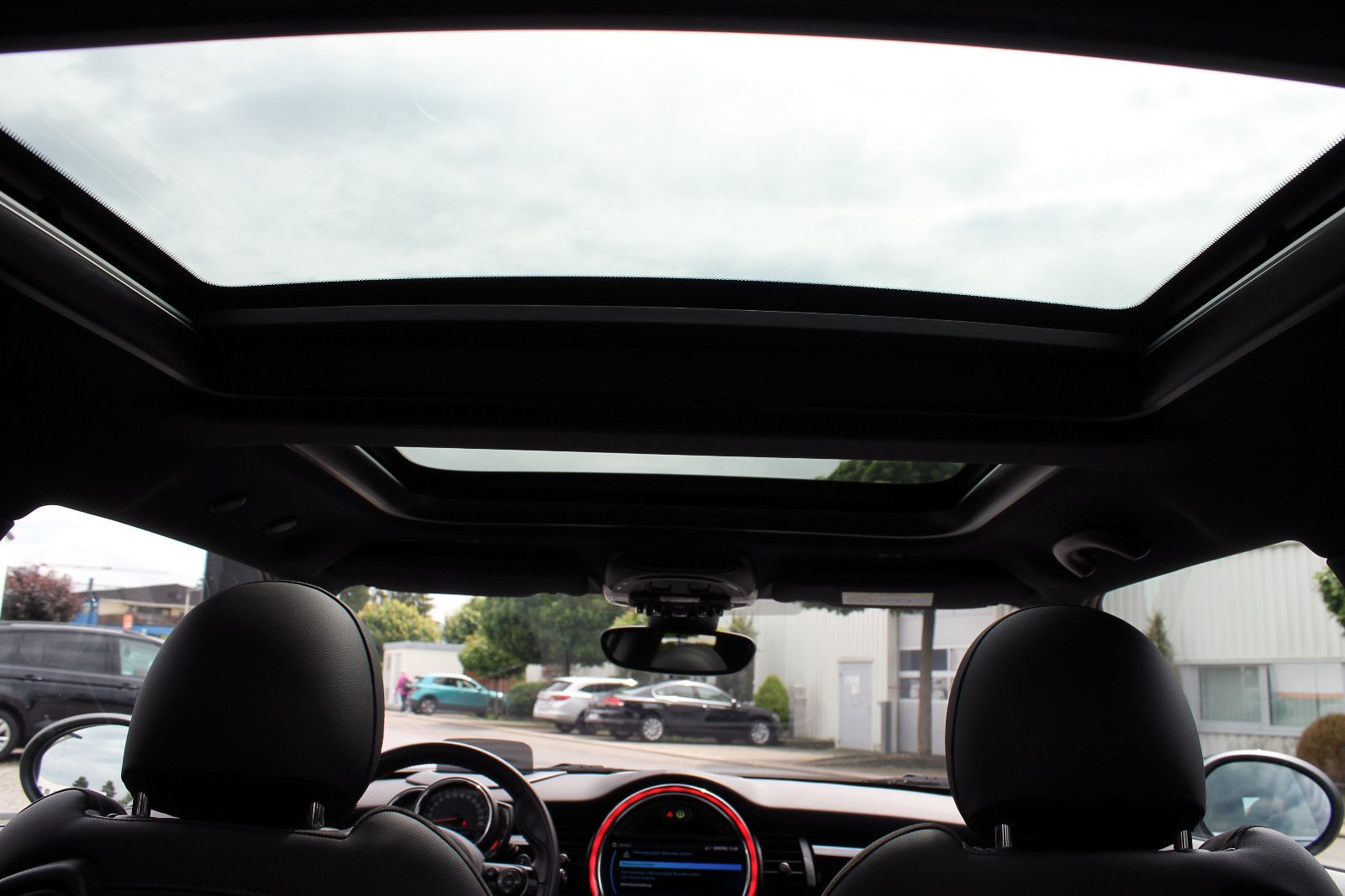 Fahrzeugabbildung MINI Cooper S Automatik LED HUD ACC KAM PANO SHZ PDC
