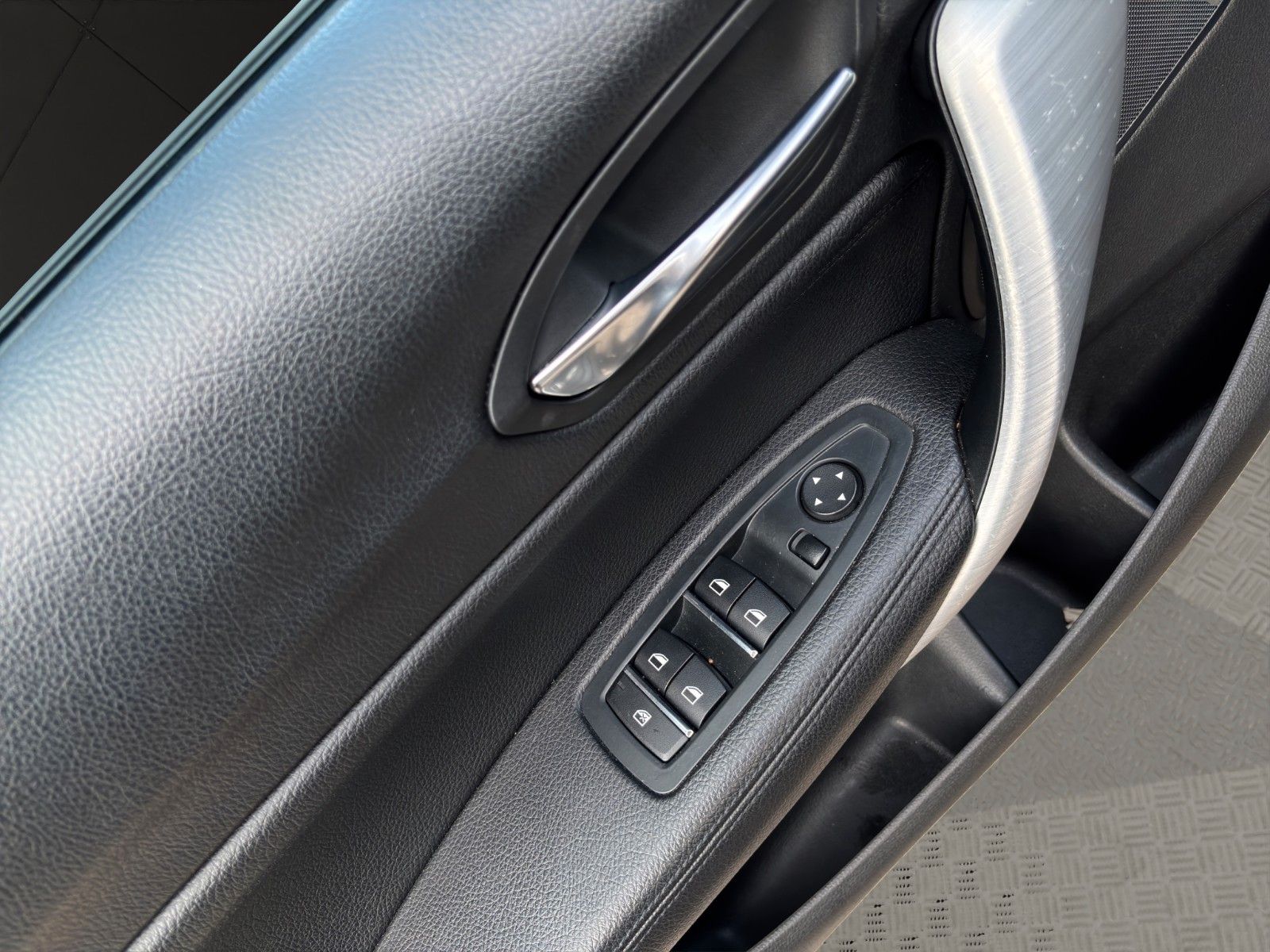 Fahrzeugabbildung BMW 118i Sport Line *Leder*Navi*Dig.Cock*LED*