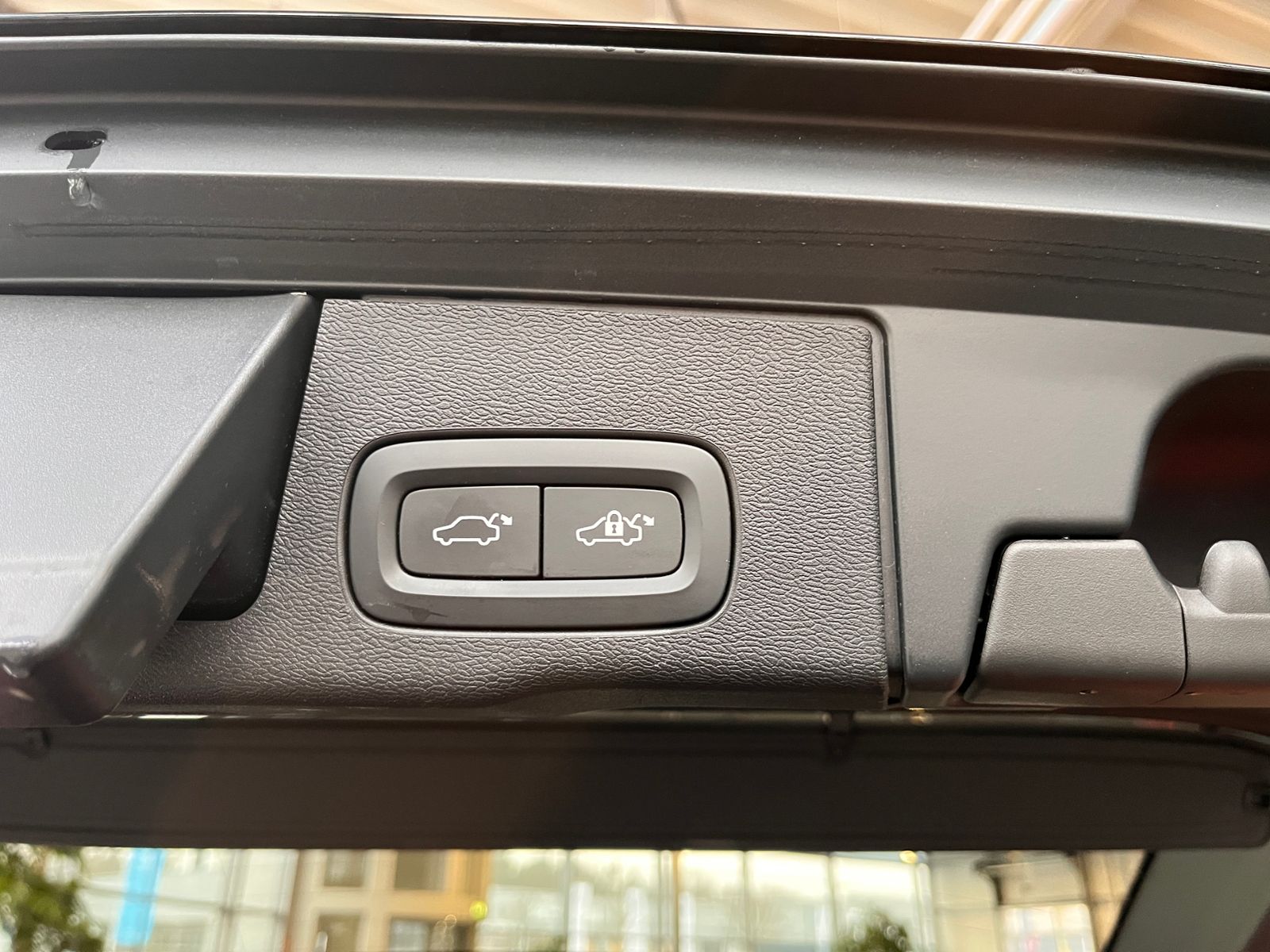 Fahrzeugabbildung Volvo XC60 Momentum Pro 2WD AHK LED NAV RFK 18"