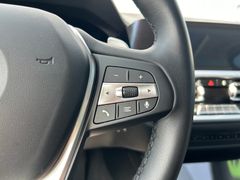 Fahrzeugabbildung BMW 320d SportLine Autom. LED AHK Navi HUD Pano 17"