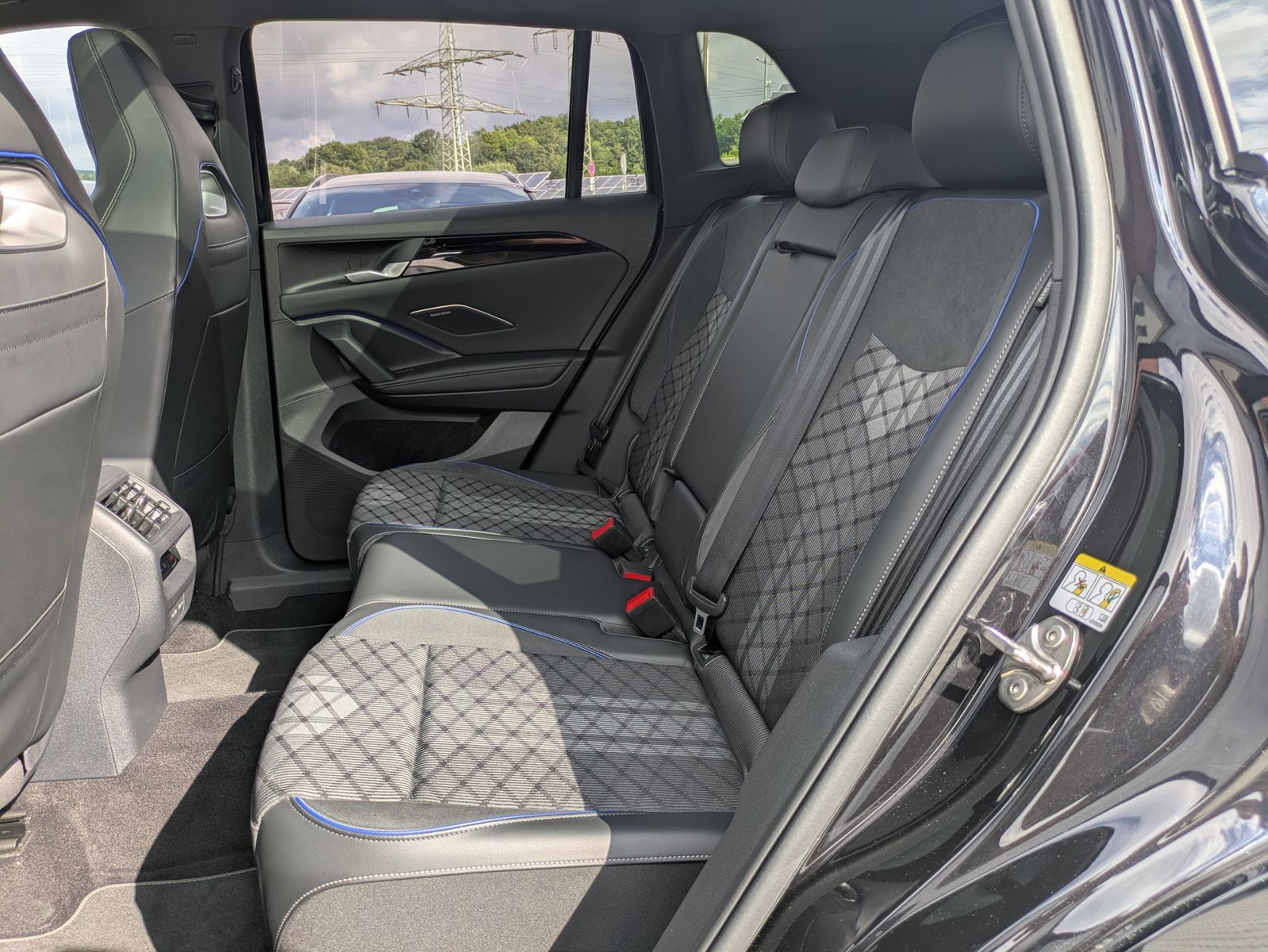 Fahrzeugabbildung Volkswagen Tiguan 2.0 TDI 4M R-Line PANO*H&K*AHK*MATRIX*20"