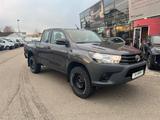 Toyota Hilux 2,4L Extra Cab Duty 4x4 Schalter - Toyota Hilux: Extra Cab