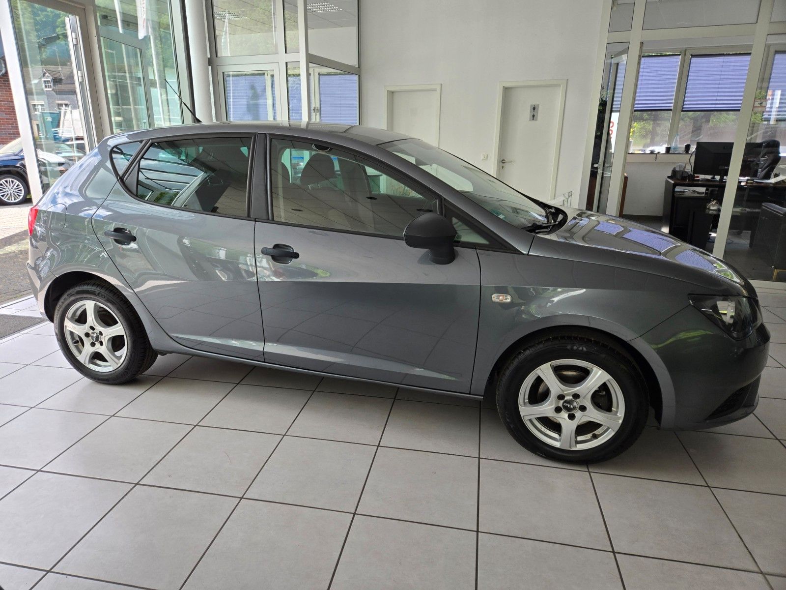 Fahrzeugabbildung SEAT Ibiza Lim. Reference Salsa