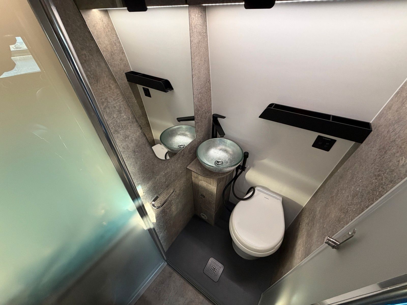 Fahrzeugabbildung Robeta Adonis - Luxus Campervan mit Aufstelldach