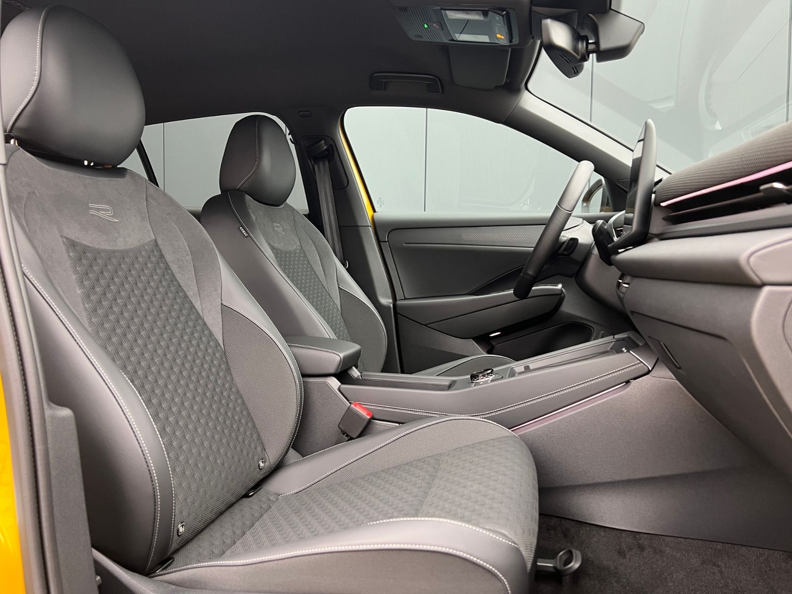 Fahrzeugabbildung Volkswagen T-Roc R-Line 1.5 eTSI DSG *Black Style, IQ-Light