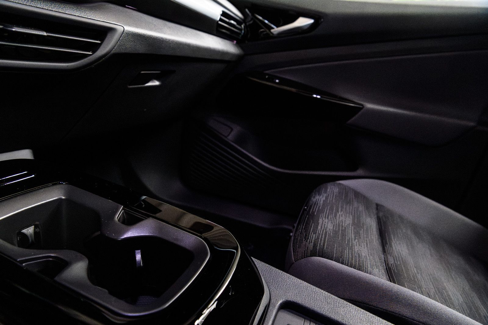 Fahrzeugabbildung Volkswagen ID.4 Pure Performance LED+360°KAM+KEYLESS+E-HECK
