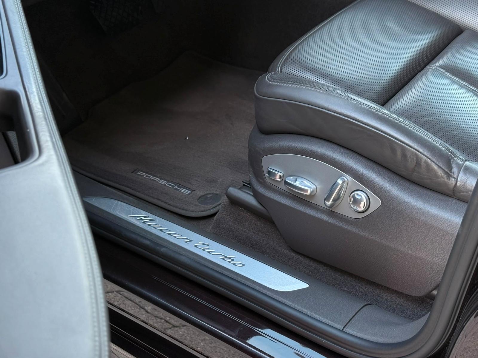 PORSCHE MACAN TURBO