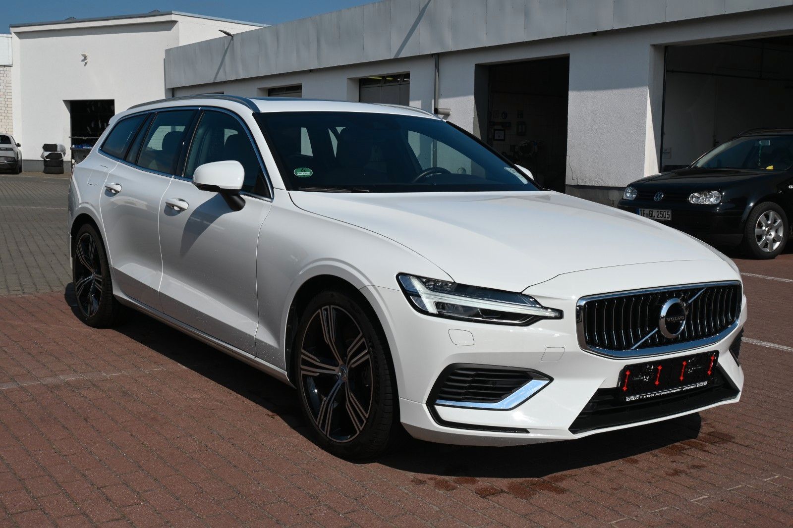 Fahrzeugabbildung Volvo V60 T6 Inscription PHEV AWD *Pano*RFK*LED*