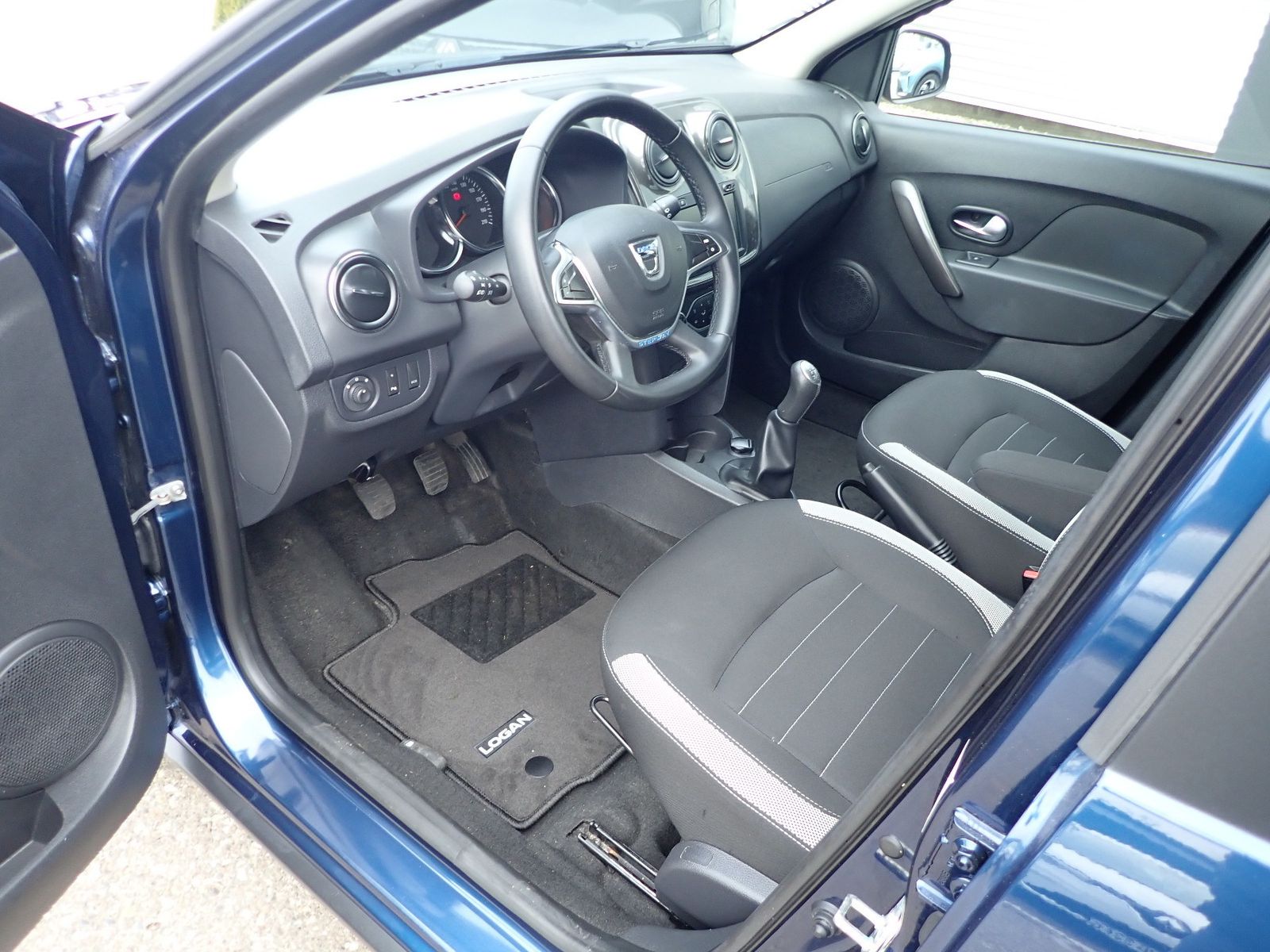 Fahrzeugabbildung Dacia Logan MCV II Kombi Stepway TCe 90 / NAVI