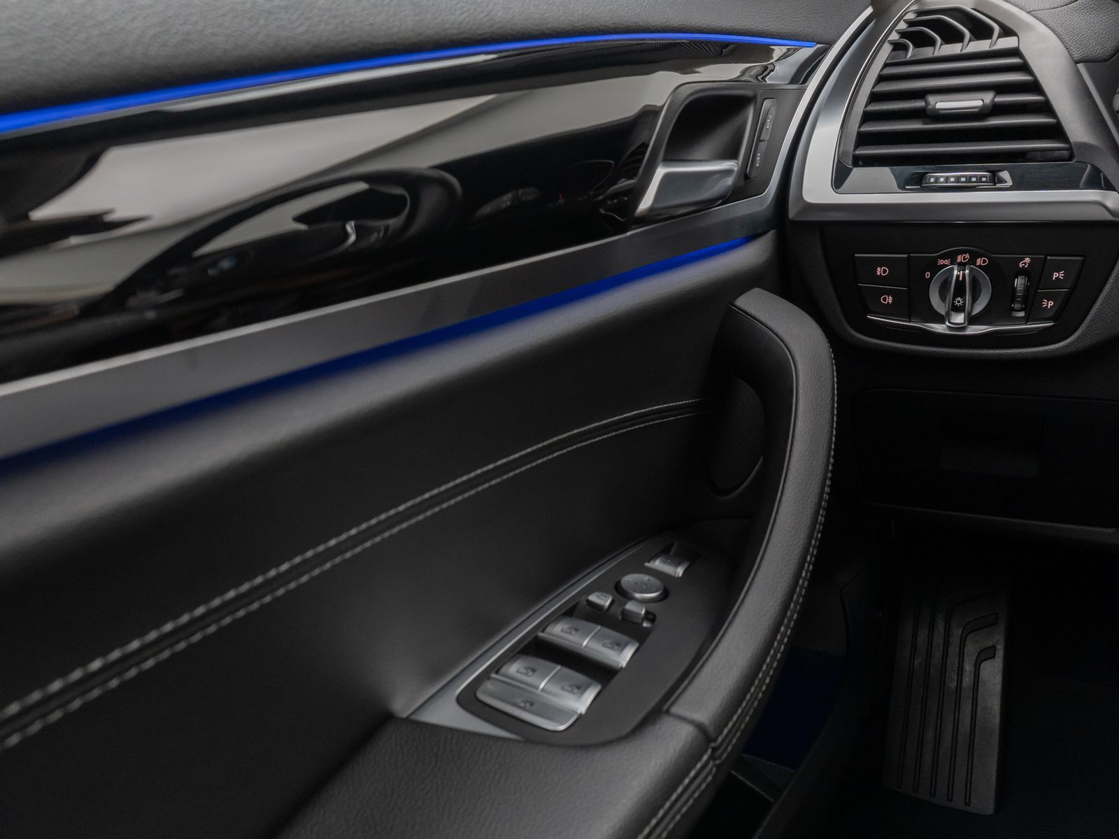 Fahrzeugabbildung BMW X3 xD30d LuxuryLine 360°HUD DAB HiFi AHK Komfort