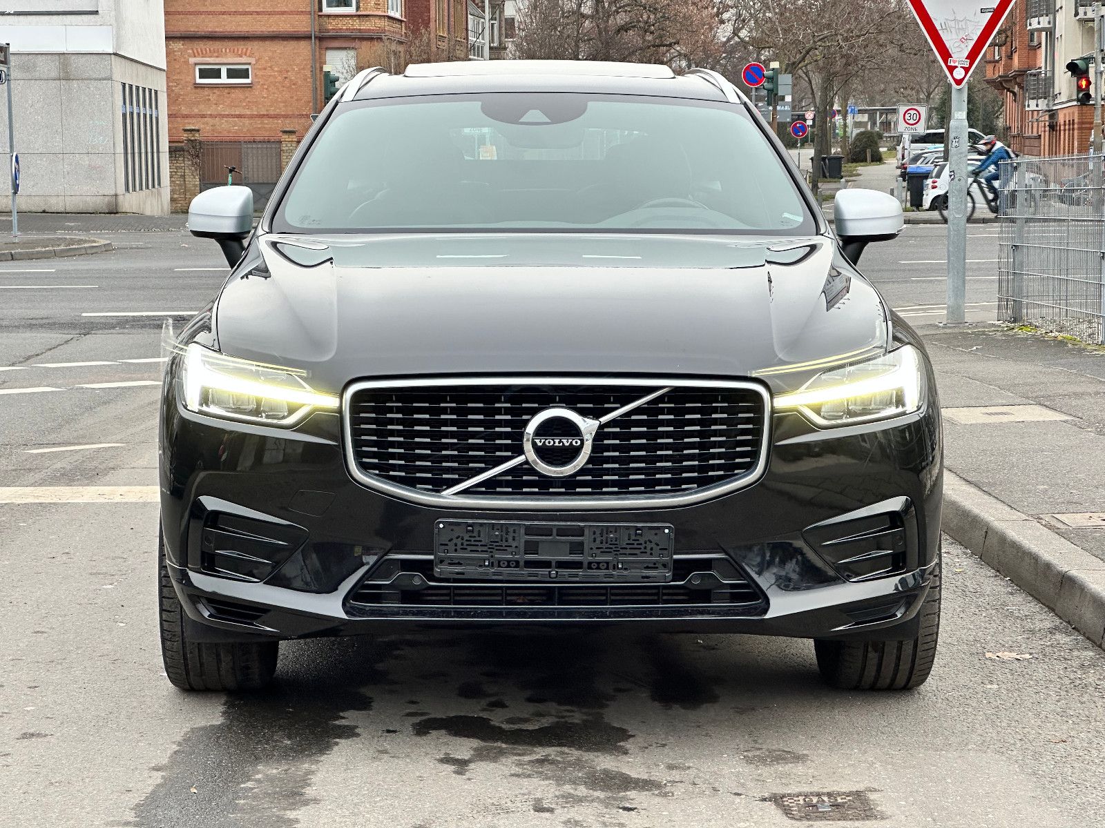 Fahrzeugabbildung Volvo XC60 T5 R DESIGN AWD*PANO+AHK+LED*